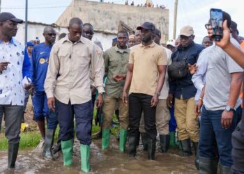 Aujourd’hui, le Président de la République s’est rendu à Thiaroye-sur-Mer et aux Parcelles Assainies – Unité 24 pour rencontrer les populations durement éprouvées par les inondations et l’avancée de la mer.