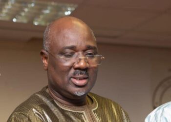 Pavillon spécial : soutien de taille pour Farba Ngom