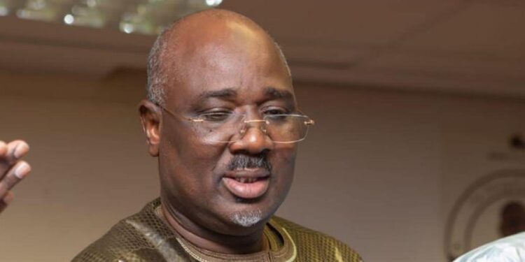 Pavillon spécial : soutien de taille pour Farba Ngom