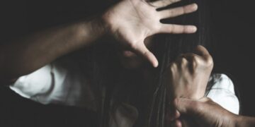 Violence conjugale : Il menace de tuer sa femme, la frappe avec un pied de chaise et écope de 2 mois ferme