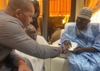 Rénovation de la Grande Mosquée de Touba : Cheikh Amar remet 500 millions de FCFA à Serigne Mountakha