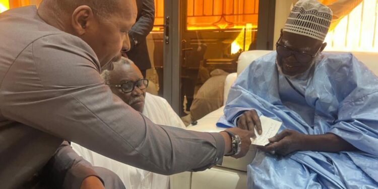 Rénovation de la Grande Mosquée de Touba : Cheikh Amar remet 500 millions de FCFA à Serigne Mountakha