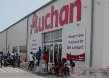 Auchan Mermoz : deux clients font 600 000 F CFA de courses et tentent de quitter le magasin sans payer, ils ne savaient pas que…