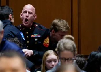 « Personne ne veut se battre pour Israël »: un ancien Marine opposé à la guerre en Iran expulsé d&rsquo;une audition devant le Sénat américain