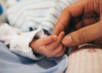 La mère avait eu des relations avec les deux hommes, la justice incapable de déterminer lequel des frères jumeaux est le père de l’enfant