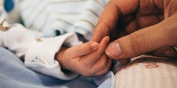 La mère avait eu des relations avec les deux hommes, la justice incapable de déterminer lequel des frères jumeaux est le père de l’enfant