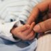 La mère avait eu des relations avec les deux hommes, la justice incapable de déterminer lequel des frères jumeaux est le père de l’enfant