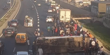 Autoroute Dakar-AIBD : Un « Ndiaga Ndiaye » se renverse à hauteur de Cambérène, d&rsquo;importants bouchons signalés