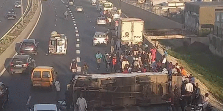 Autoroute Dakar-AIBD : Un « Ndiaga Ndiaye » se renverse à hauteur de Cambérène, d&rsquo;importants bouchons signalés
