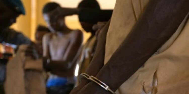 Actes contre nature : Surpris dans la chambre de deux garçons, il prend 5 ans ferme