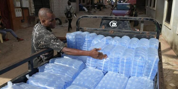 Scandale sanitaire au Sénégal : 82 % des eaux en sachet analysées contiennent des matières fécales