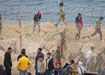 Espagne: 60.000 migrants ont passé la frontière entre le Maroc et Ceuta, l&rsquo;équivalent de « 70% de la population locale