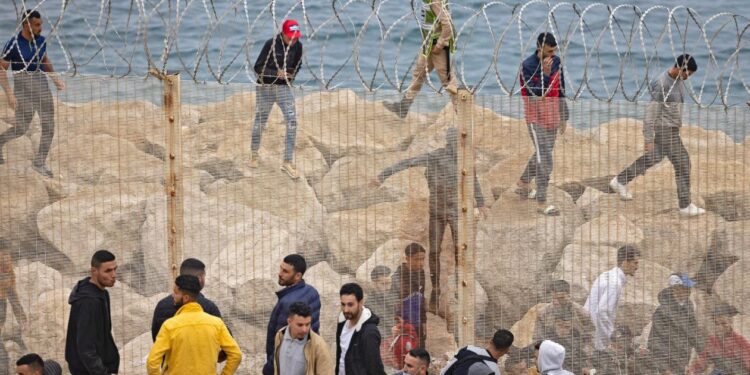 Espagne: 60.000 migrants ont passé la frontière entre le Maroc et Ceuta, l&rsquo;équivalent de « 70% de la population locale