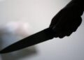«J’ai tout fait pour cette…» : l’émigré rentré fauché au pays s’arme d’un couteau pour solder ses comptes avec la cause de ses malheurs